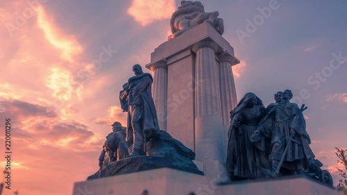 Stephen Tisza (István Tisza de Borosjenő et Szeged) monument in Budapest at sunset. Time lapse photo