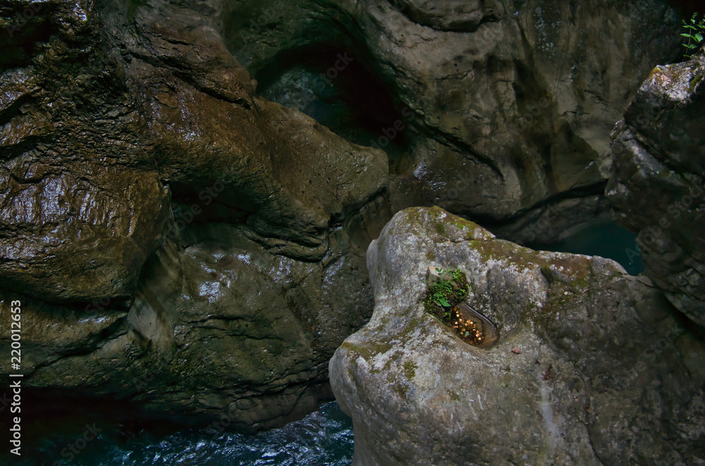 Münzen auf einem Felsvorsprung in einer klamm Münzen auf einem Felsvorsprung in einer klamm