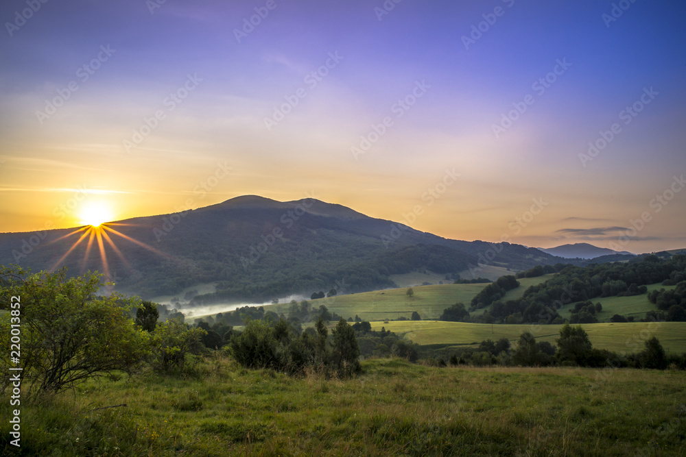 Fototapeta premium Bieszczady, letni wschód słońca nad Połoniną Caryńską 