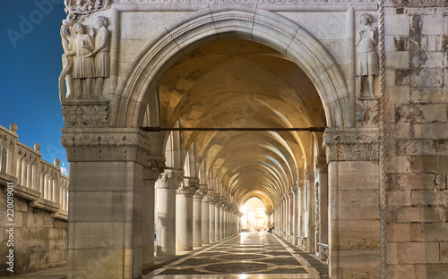 Cuadro en lienzo Ancient arches of Doge's Palace on St