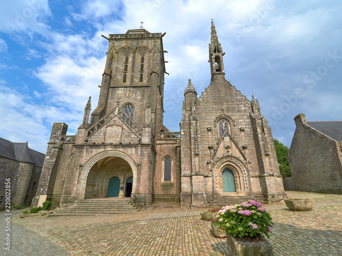 Vista de la Fachada de la Iglesia Gótico Flamígera de Piedra de San Román en el Pueblo Medieval de Locronan, Finisterre, Región de Bretaña, Francia photo