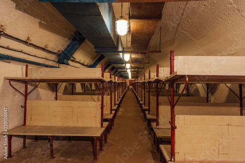 Fotografía Wooden double-decker beds inside old abandoned soviet bomb shelter