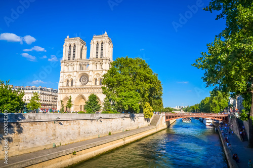 Słynna katedra Notre Dame w Paryżu, Francja.