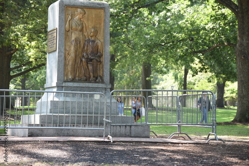 фотографія Silent Sam monument is gone from the pedestal at UNC Chapel Hill