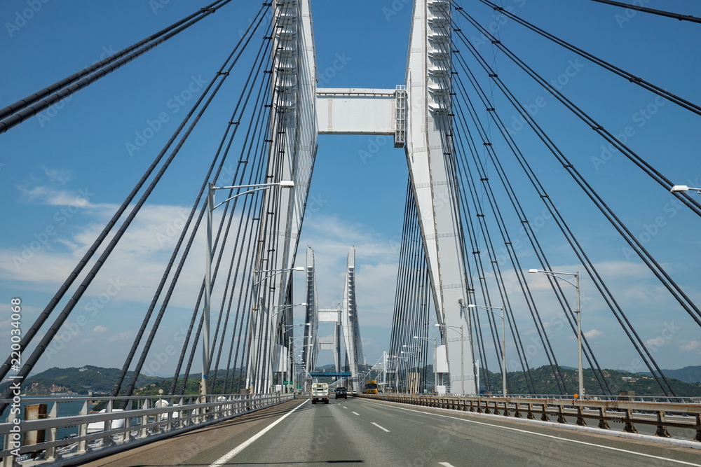 Naklejka premium Most Seto Ohashi (most wantowy) na morzu śródlądowym Seto, Sikoku, Japonia