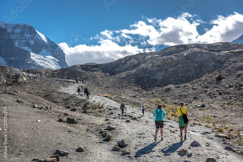 Fototapeta Naklejka Na Ścianę i Meble -  Banff National Park, Canada - Ago 15th 2017 - Tourists and locals walking to the Saskatchewan Glacier during the summer at the Banff National Park, Canada
