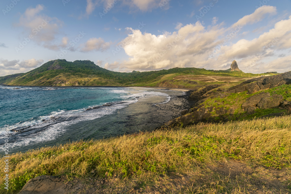 Amanhecer na enseada da Caieira em Fernando de Noronha