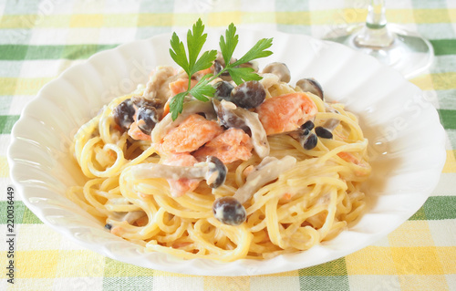 サーモンと茸のクリームソースパスタ