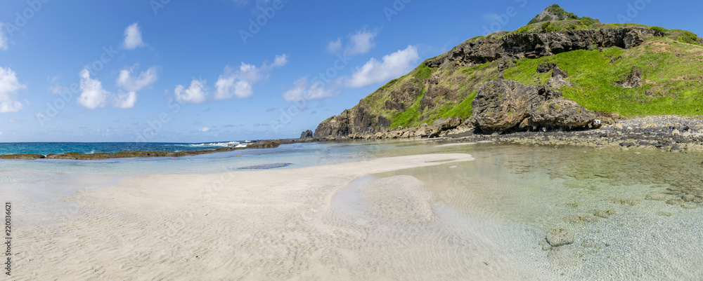Obraz premium Panorama da Praia do Atalaia em Fernando de Noronha