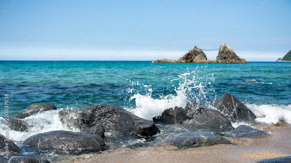 日本海石と波、桜井二見ヶ浦夫婦岩の風景、福岡県糸島市九州日本