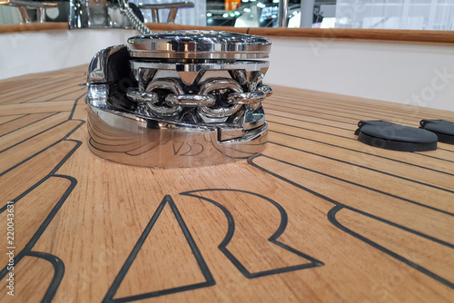 New windlass for anchoring on the deck of a sailing yacht