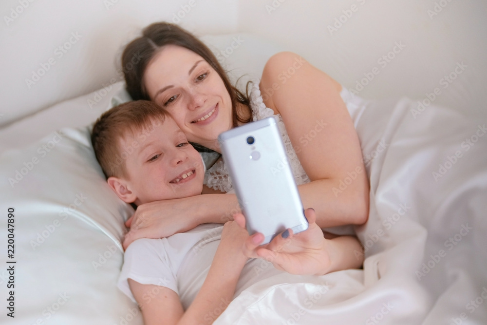 Мама будит утром сына. Mom son morning. Мом and son real пляж. Картинка мама будит ребенка утром. Mother and son night.