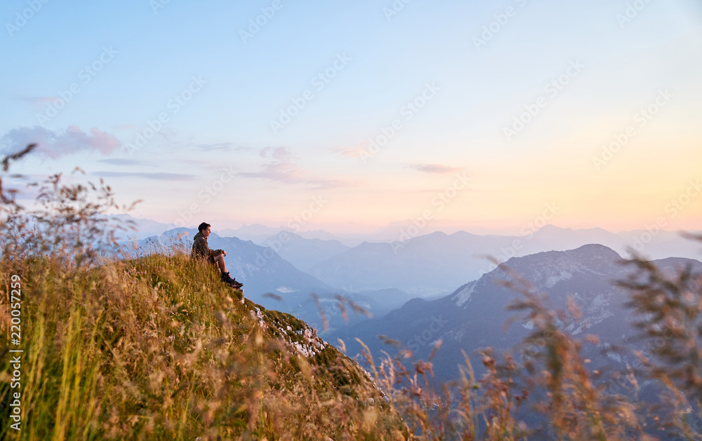 Mann auf einem Berg bei Sonnenuntergang