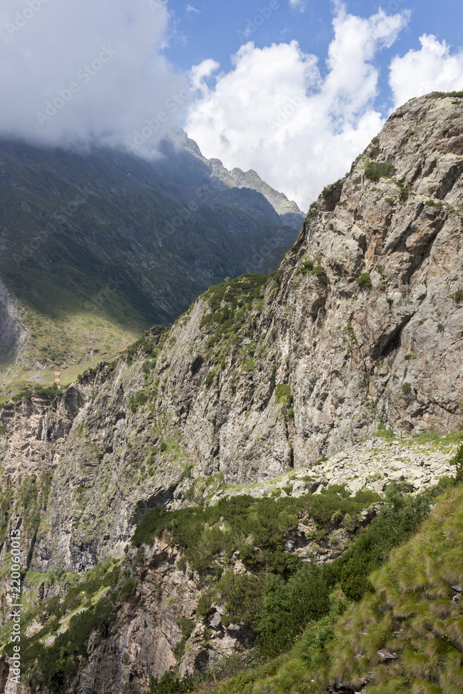 Fototapeta premium Una veduta delle montagne sopra Valbondione, in alta Valle Seriana, sulle Prealpi Orobie Bergamasche.
