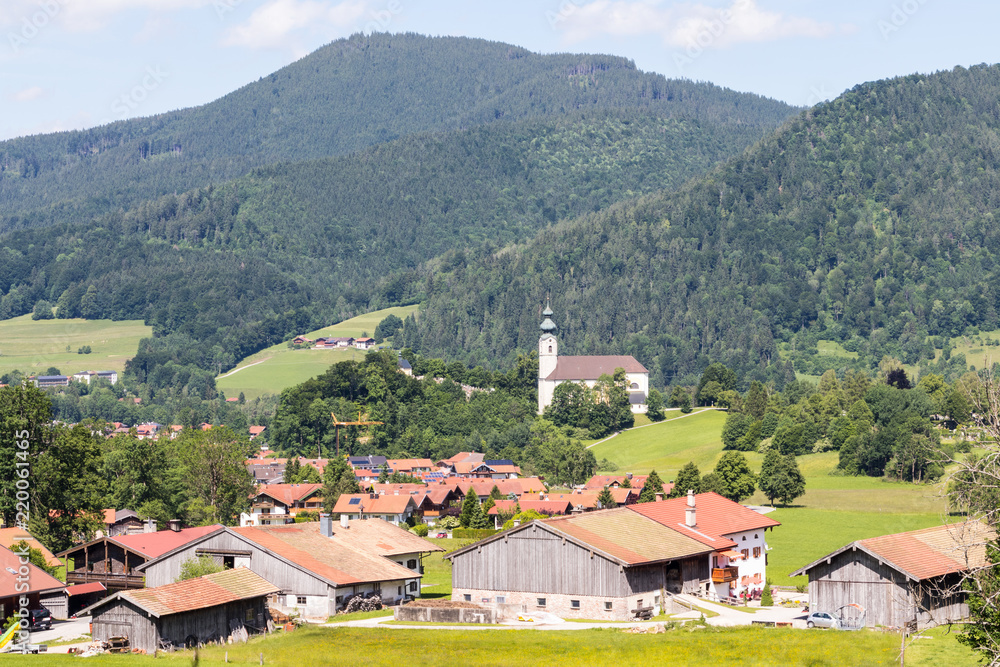 Landschaft in Bayern mit Bergen, Tälern, Feldern und Wälder in einem Sommer mit Gebäuden und Dörfern Landschaft in Bayern mit Bergen, Tälern, Feldern und Wälder in einem Sommer mit Gebäuden und Dörfern