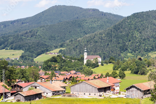 Landschaft in Bayern mit Bergen, Tälern, Feldern und Wälder in einem Sommer mit Gebäuden und Dörfern