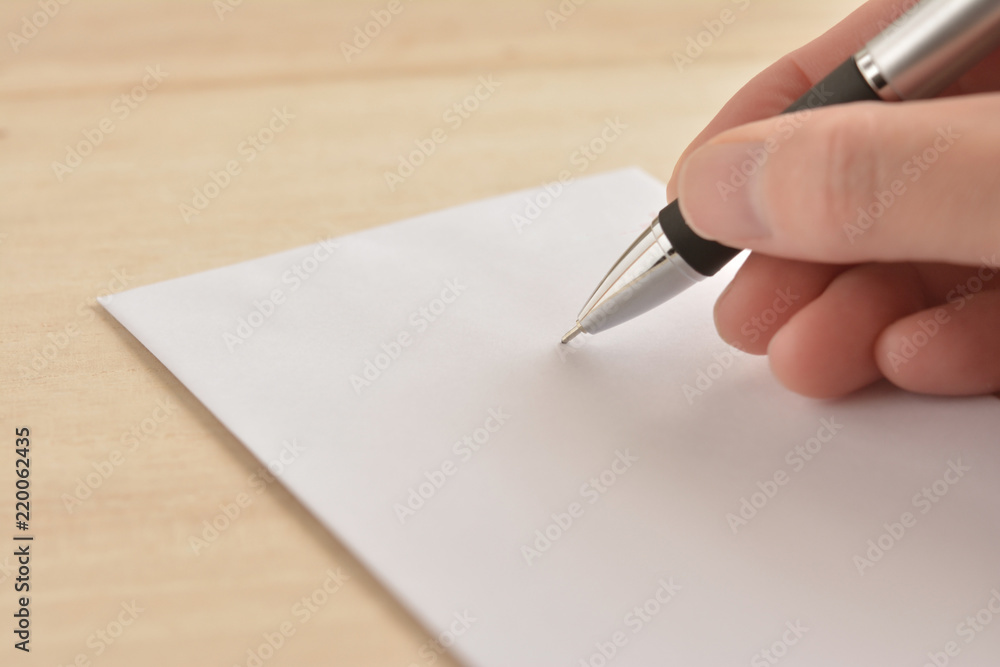 封筒 ペンを持つ手 Stock 写真 Adobe Stock 封筒 ペンを持つ手 Stock 写真 Adobe Stock