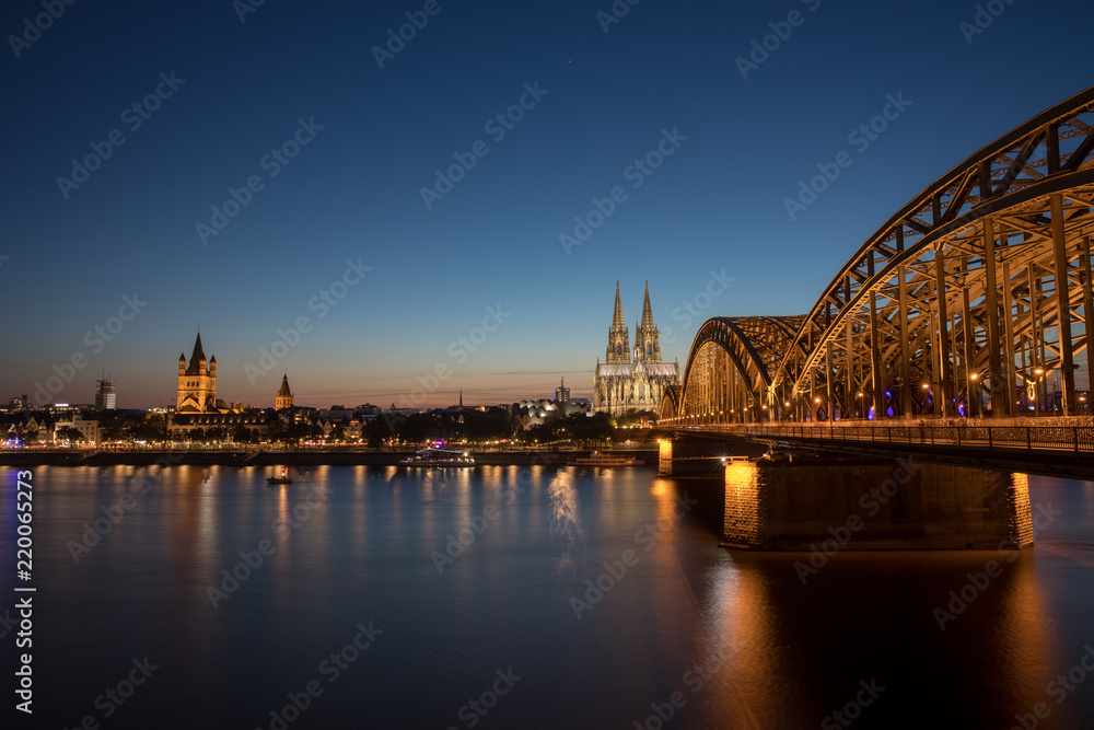 Fototapeta premium cologne bridge by night dome