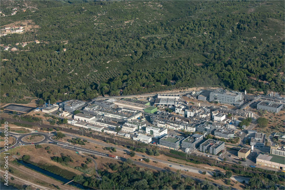 vue aérienne d'une zône industrielle à Aramon dans le Gard en France