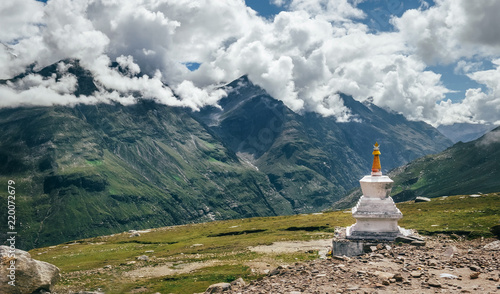 Photo Ritual buddhist stupa on Rohtang La mountain pass in indian Himalaya