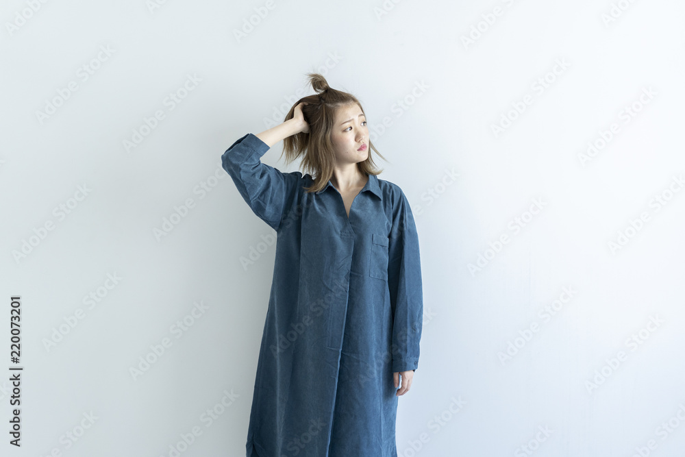 部屋着の女性 部屋着の女性