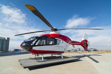 Handdoek met foto Helikopter Ambulancehelikopter klaar voor vertrek  © daphnusia