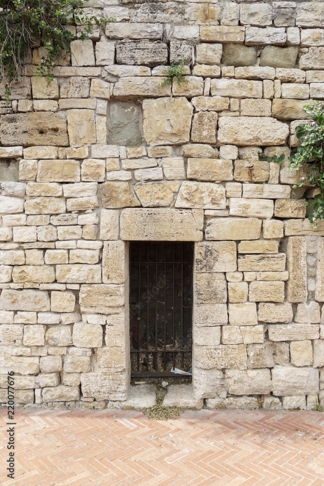 Alte Mauer in Todi mit geradem Sturz
