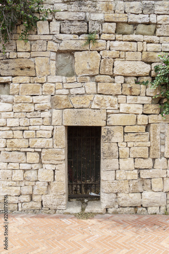 Alte Mauer in Todi mit geradem Sturz © HeinzWaldukat