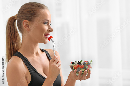 Sporty woman eating fresh v...
