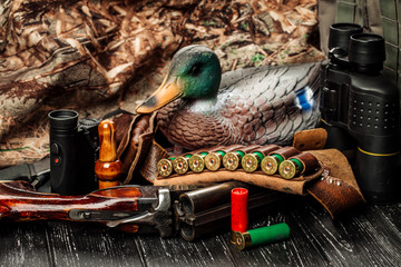 Papier peint photo Chasser Accessoires de chasse sur planches bois  © kaninstudio