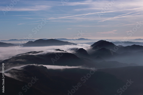 朝霧が漂う神秘的な山々