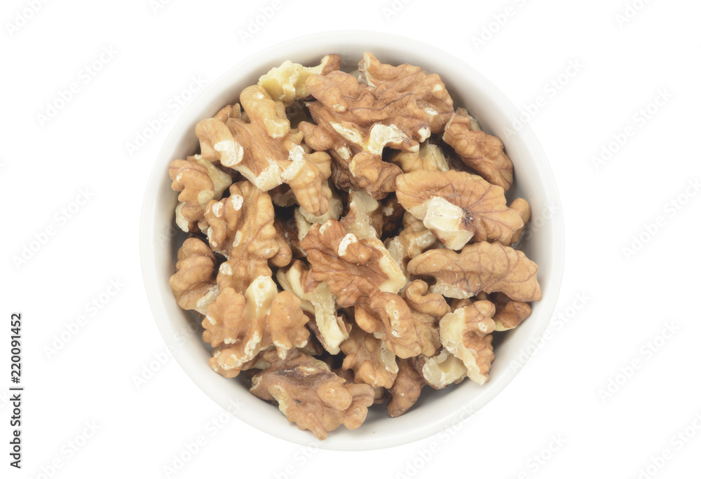 Nueces cascadas en un bol sobre fondo blanco Nueces cascadas en un bol sobre fondo blanco