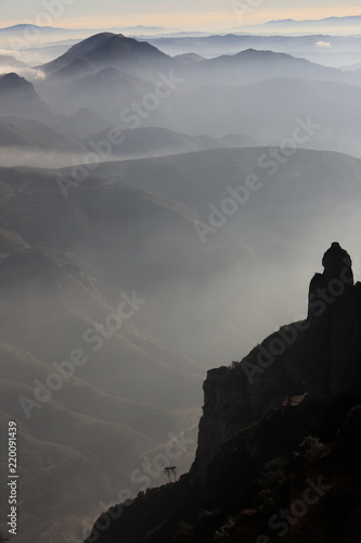 霧に覆われた山々と崖の岩