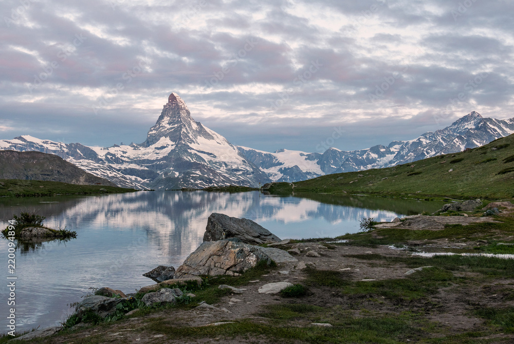 Obraz premium Very early morning shot of the Matterhorn (Monte Cervino, Mont Cervin) pyramid and Stellisee lake. Blue hour before sunrise. Great june outdoor scene in Swiss Alps, Zermatt, Switzerland, Europe.