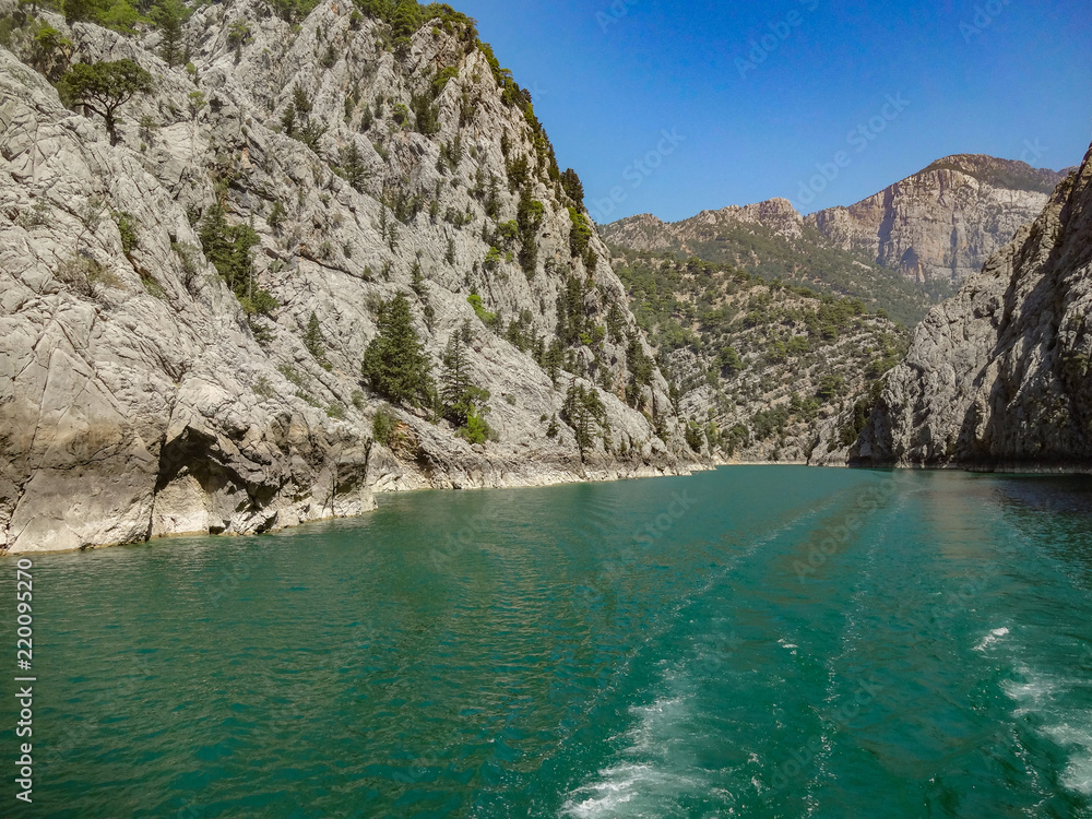 Obraz premium Turquoise lake and mountains. Turkish Green Canyon 