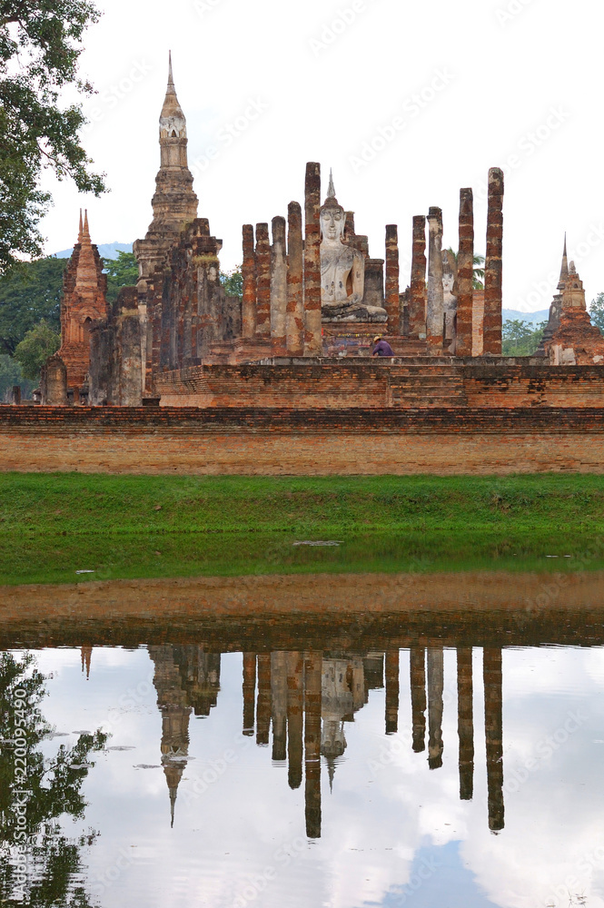 Fototapeta premium Ancient statues and buildings in sukhothai historical park, Thailand