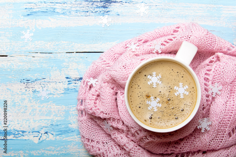 Smaczna Świąteczna biała kawa lub kakao otoczone pastelowym różowym kocem na niebieskim drewnianym tle. Miejsce na tekst.  - obrazy, fototapety, plakaty 