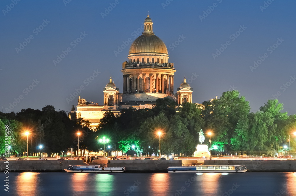 Fototapeta premium Saint Isaac's Cathedral at night, Saint Petersburg, Russia