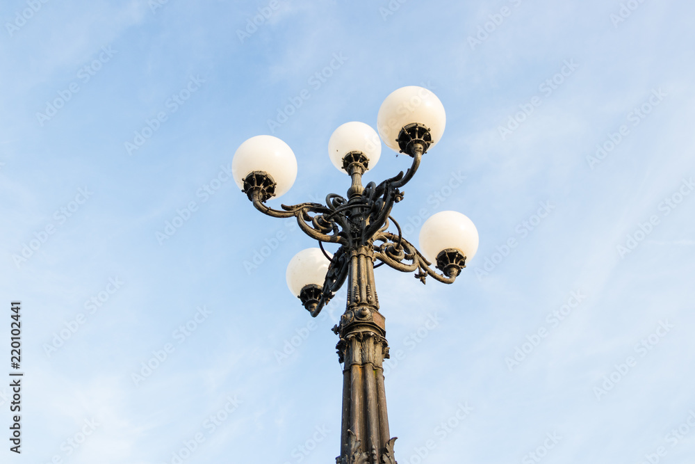 Freistehende historische Außenlampe an Hamburger Binnenalster auf der Lombardsbrücke am Tag