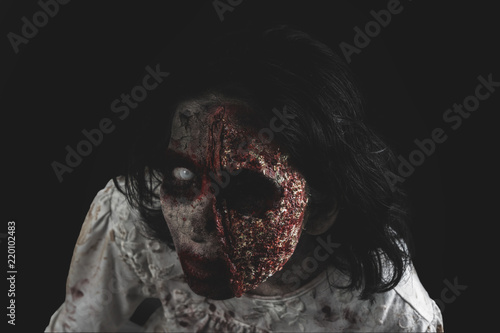 Foto Eerie zombie woman with missing one eye