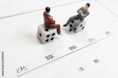 決算報告書と会話する男性