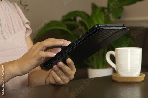 donna che usa un tablet
