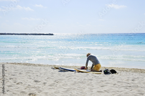 Surfista preparándose para entrar al mar
