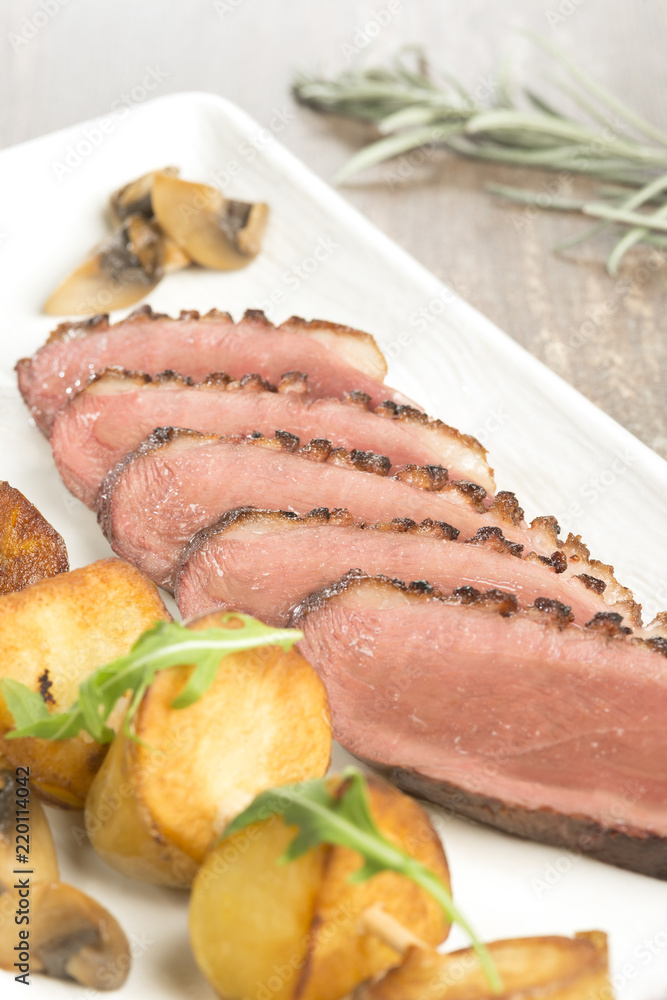 Magret de canard accompagné de ses pommes de terre Magret de canard accompagné de ses pommes de terre