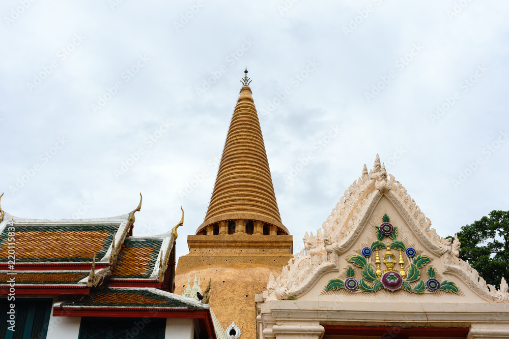 Fototapeta premium Phra Pathom Chedi (Big pagoda), Nakhon Pathom Province, Thailand. it is very beautiful
