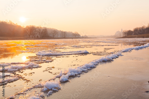 Wintermorgen bei Meißen mit Eis auf der Elbe