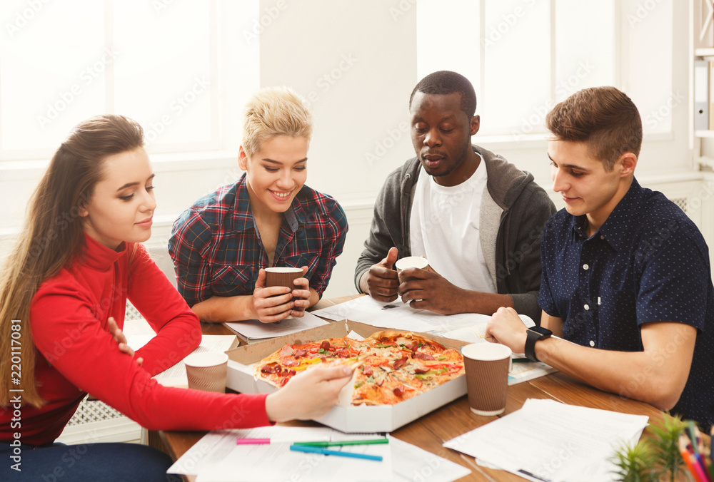 Students learning and eating pizza