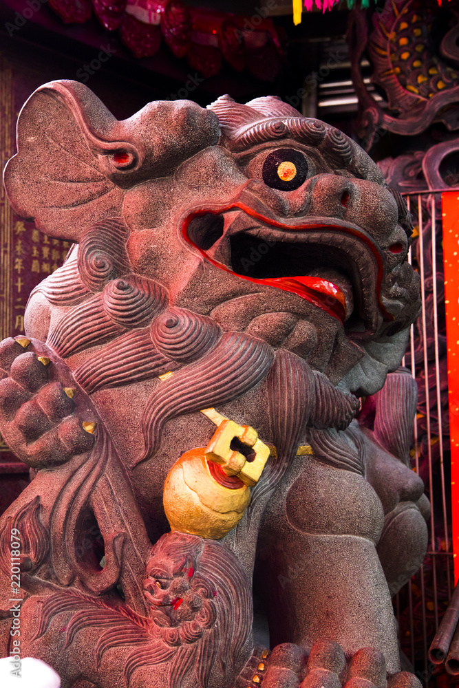 Obraz premium Chinese traditional religion, stone lion in front of the temple, blue stone stone lion