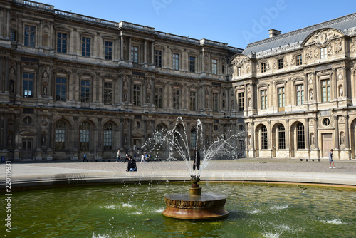 Fontaine cour Carrée du Louvre à Paris, France