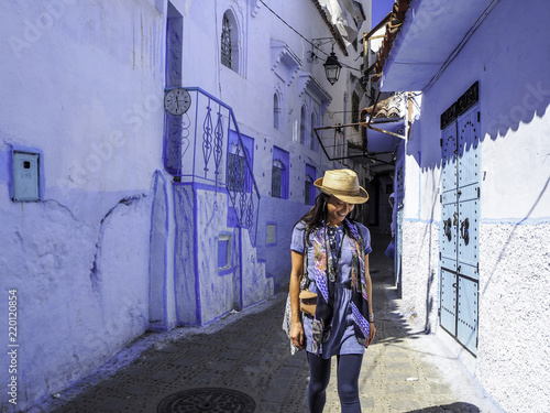 Obraz na płótnie Female traveler enjoying in Chefchaouen Morocco w salonie